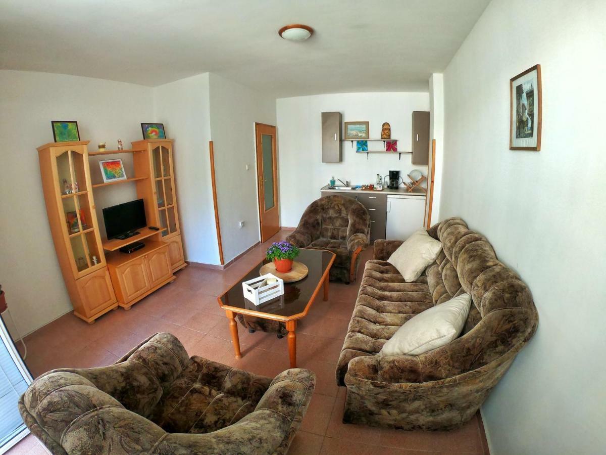 Apartment In St. Vlas With Terrace Sveti Vlas Eksteriør billede